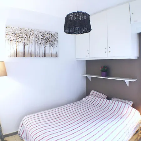 Lovely Bungalow In Waulsort With Swimming Pool Ferienhaus *